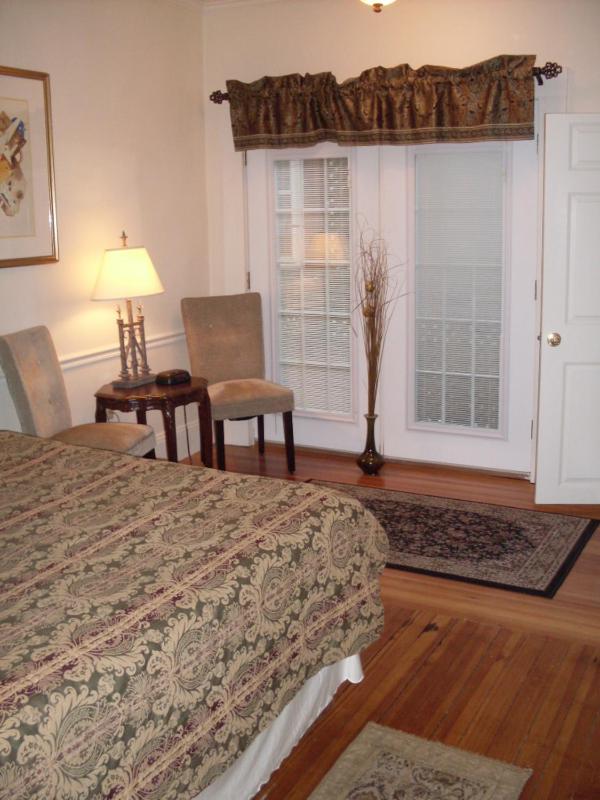 Queen Room image 2