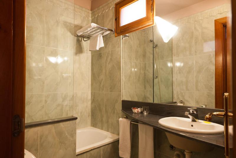 Quadruple Room image 2
