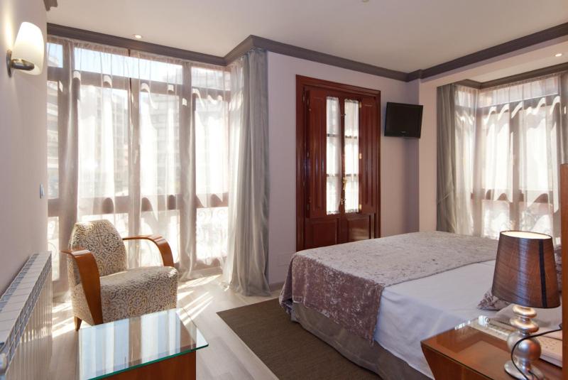 Deluxe Twin Room image 2