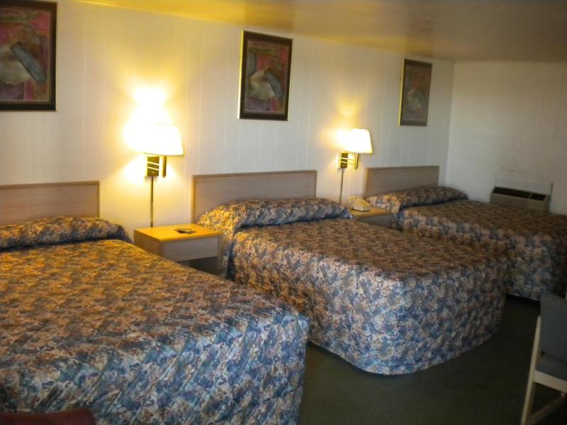 Triple Room with Three Double Beds  image 2