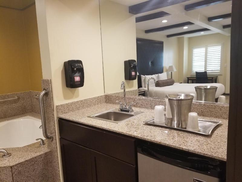 King Room with Spa Bath image 2