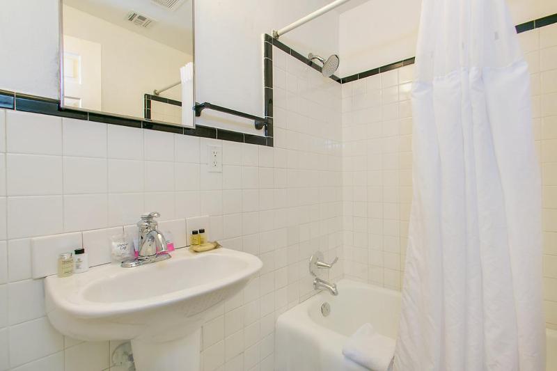 Standard King Room image 3