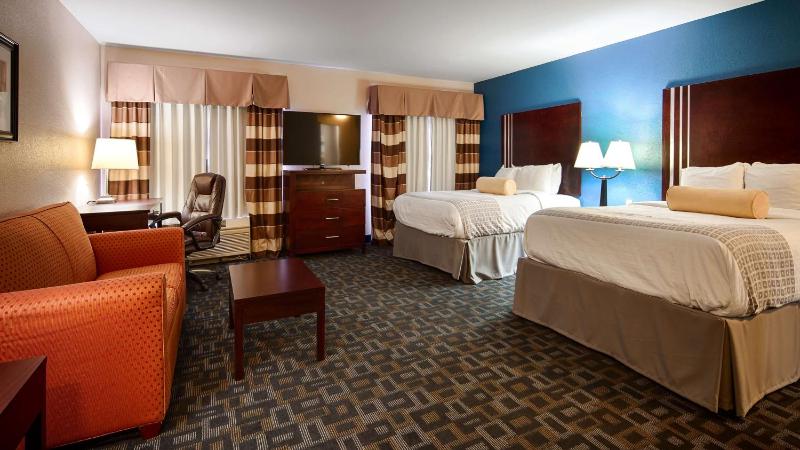 Queen Room with Two Queen Beds and Sofa Bed - Non-Smoking image 3