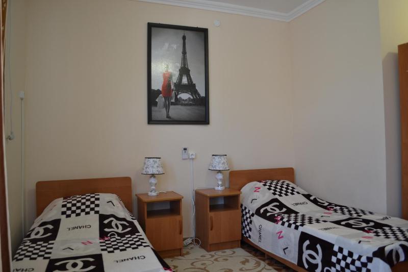 Twin Room image 3