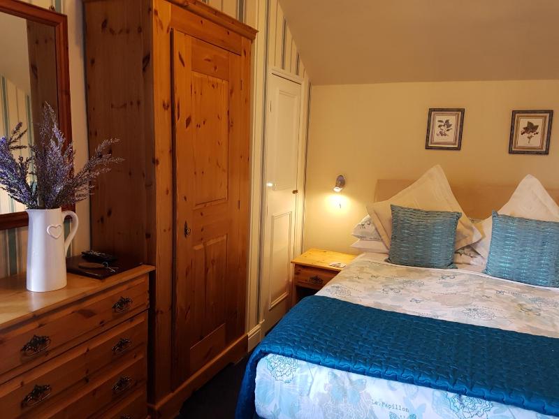 Double Room with Bath image 2
