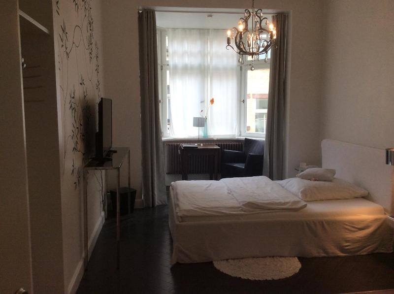 Budget Double Room image 3