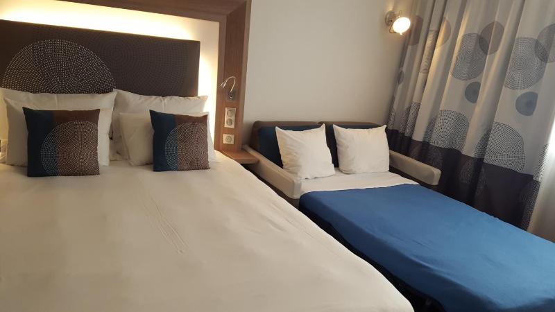 Superior Room with Double Bed and Single Sofa Bed image 2