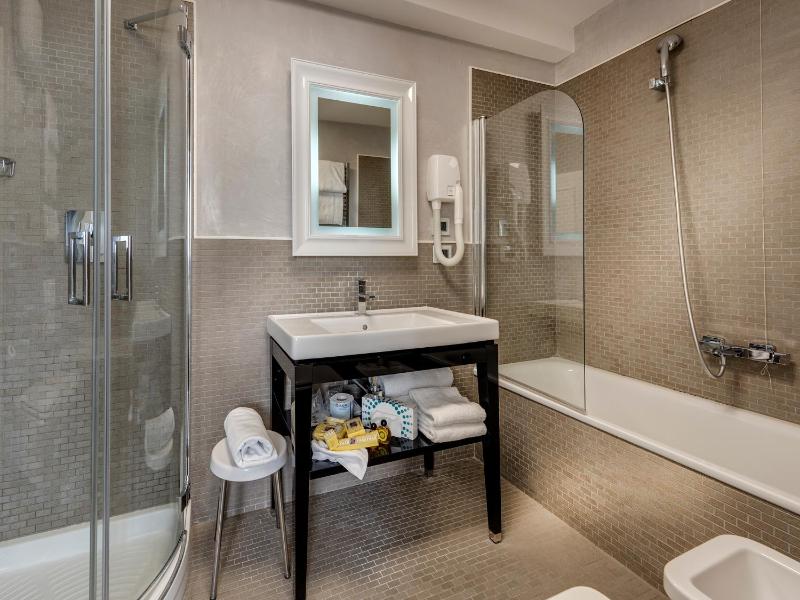 Classic Quadruple Room image 4