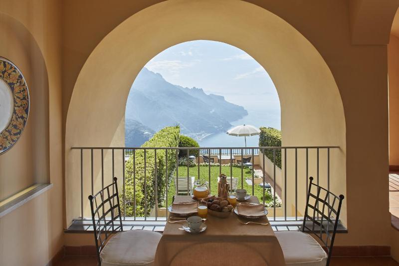 Deluxe Junior Suite with Balcony and Sea View image 3