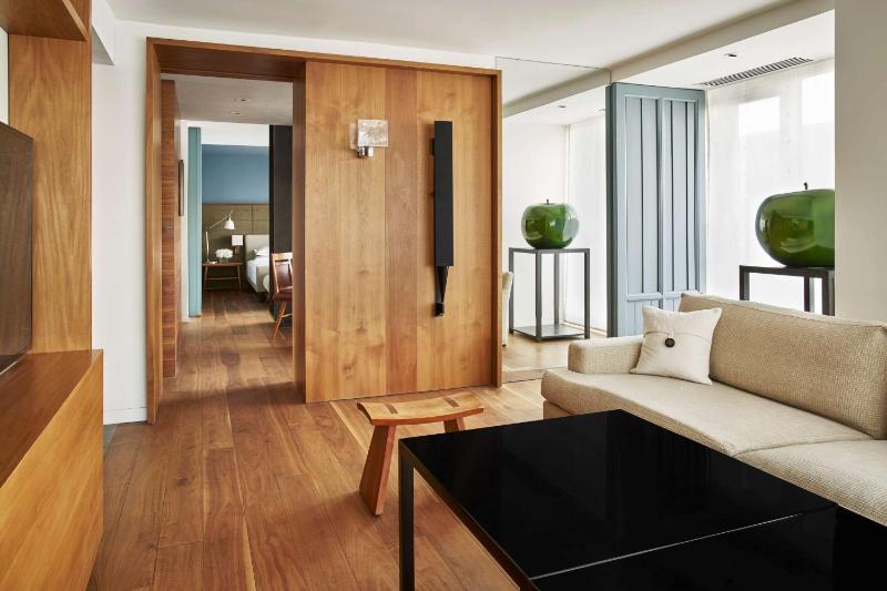 Ambassador Suite image 2