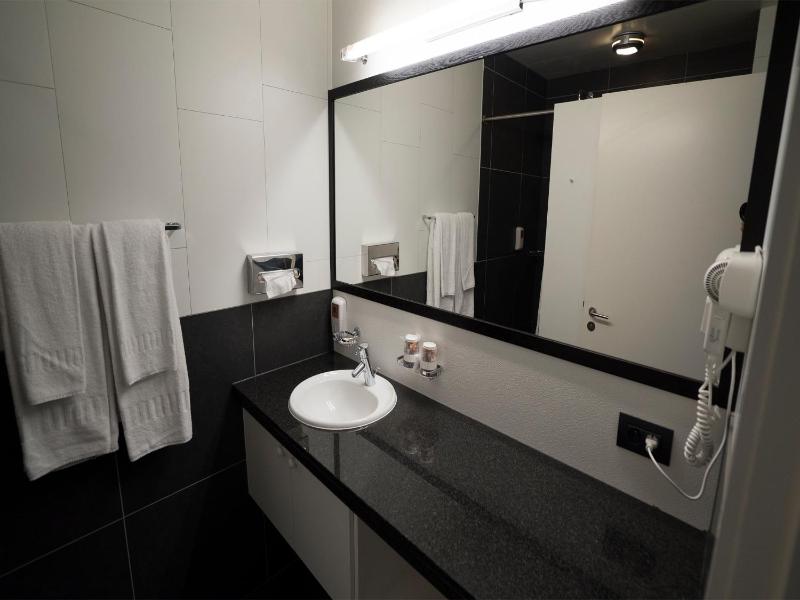 Double or Twin Room image 4