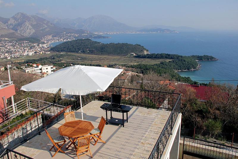 One-Bedroom Apartment with Balcony image 3
