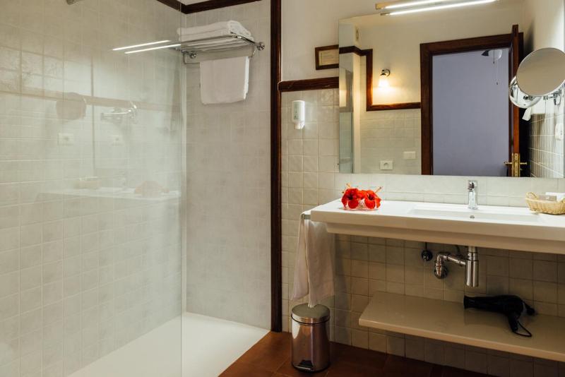 Double or Twin Room image 4