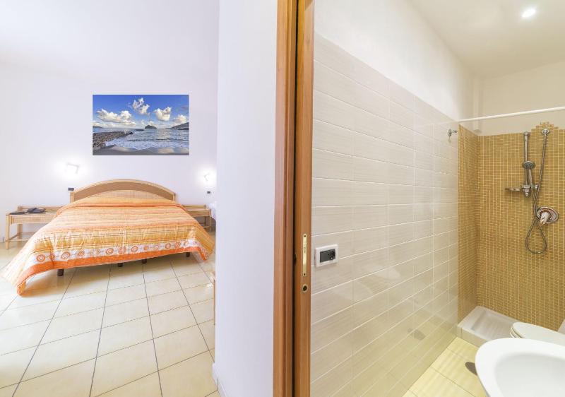 Economy Triple Room image 3