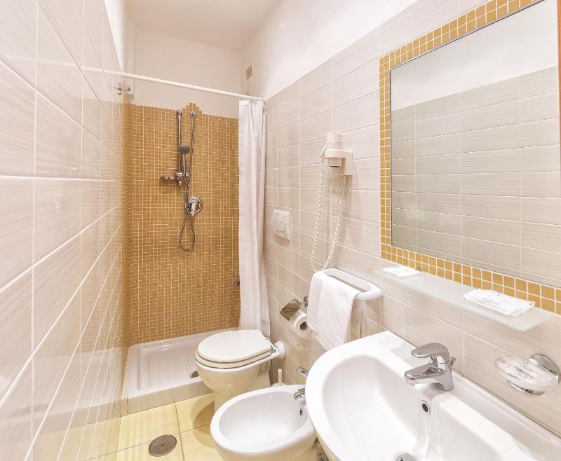 Economy Triple Room image 2