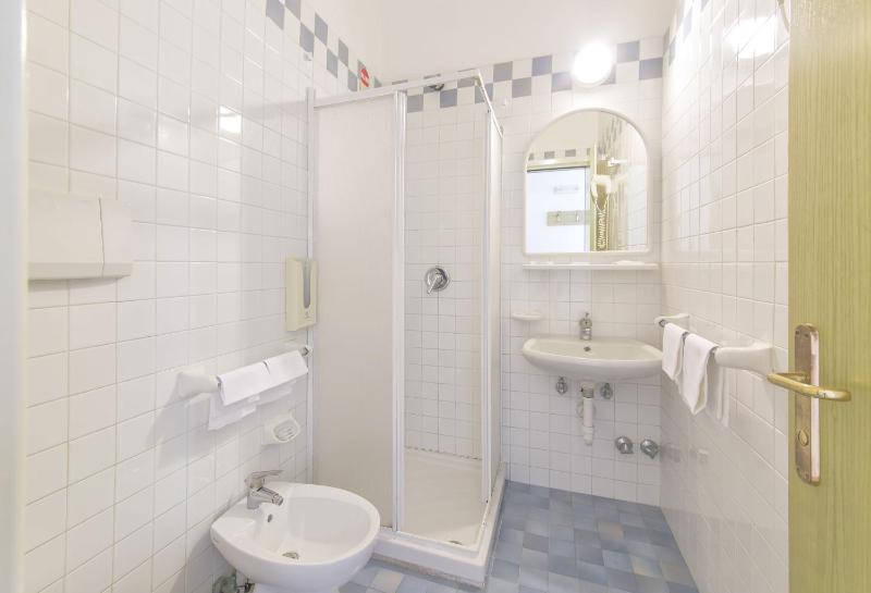 Double or Twin Room with Garden View image 3