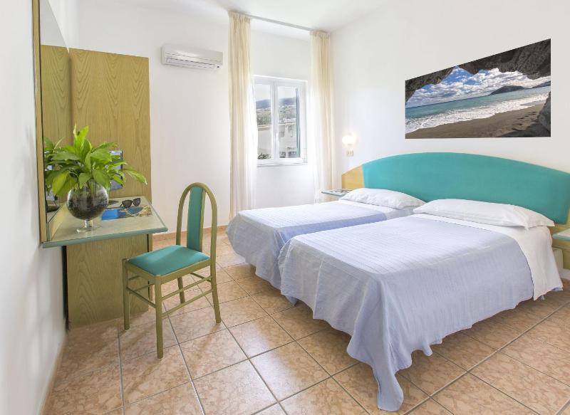Double or Twin Room with Garden View image 4