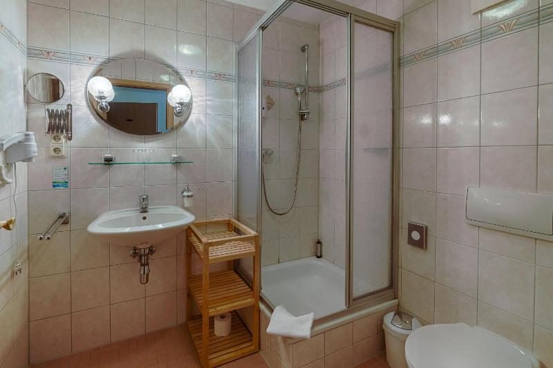 Twin Room with Lake View image 4