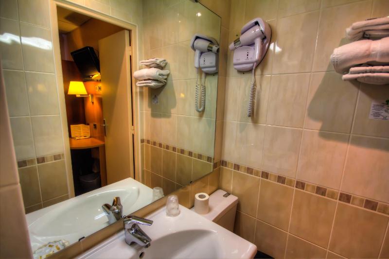 Single Room with Shower image 4