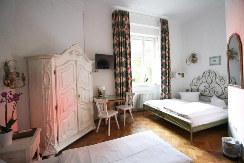 Standard Quadruple Room image 3