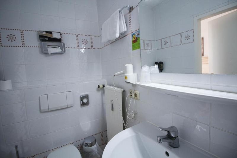 Standard Double Room image 3
