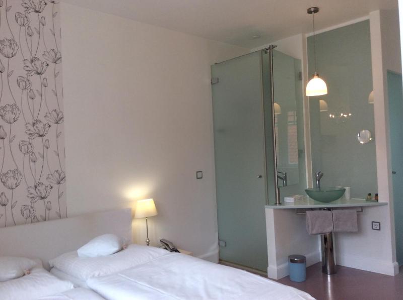 Standard Double Room image 4