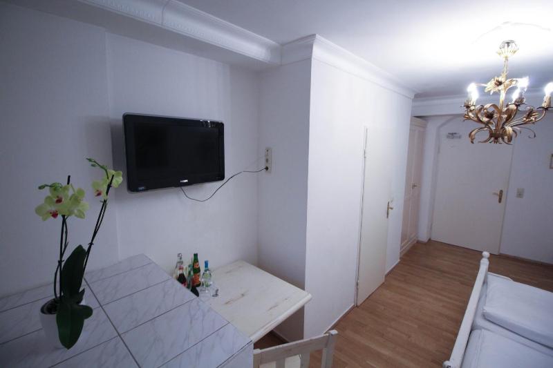 Standard Triple Room image 4