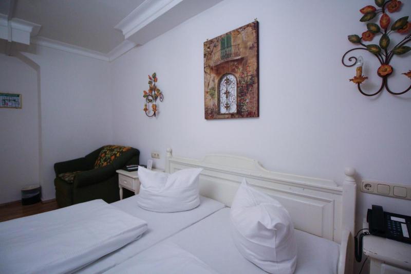 Standard Triple Room image 3