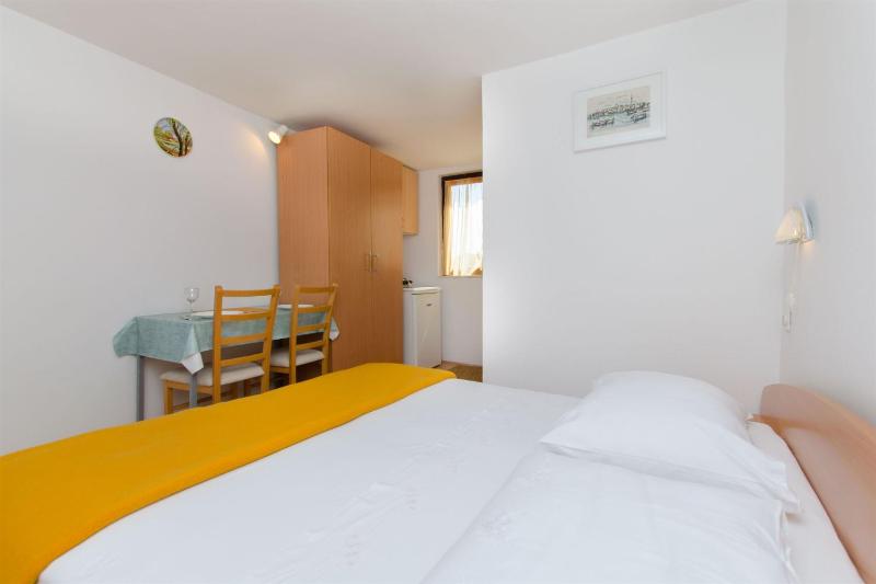 Double Room image 4