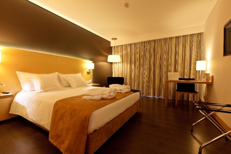 Superior Double Room with Balcony image 3