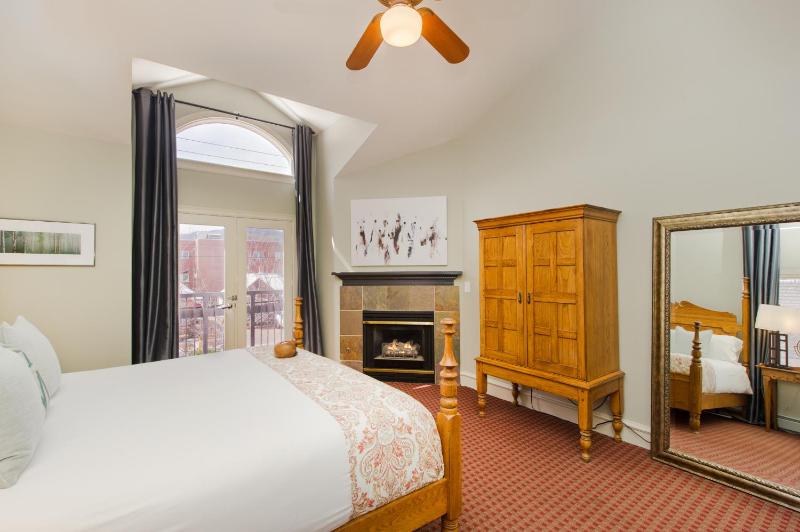 Deluxe King Room - 2nd Floor image 2