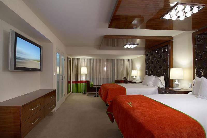 Metropolitan Suite, 1 King + 2 Queens 