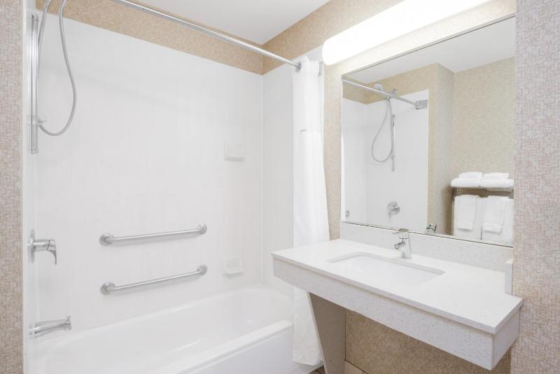 Queen Room with Two Queen Beds - Non-Smoking image 2