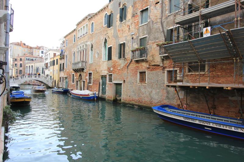 San Polo Canal View Apartment image 4