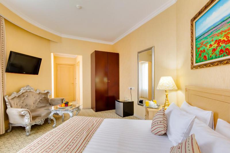 Superior Double or Twin Room with Swimming Pool Access image 4