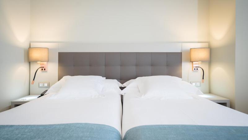 Standard Twin Room image 3