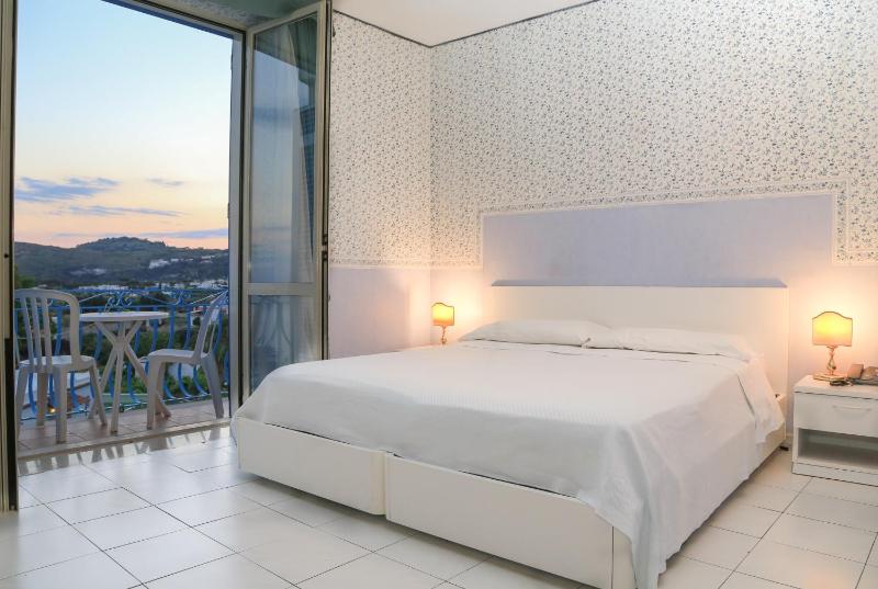 Superior Double or Twin Room with Sea View image 1