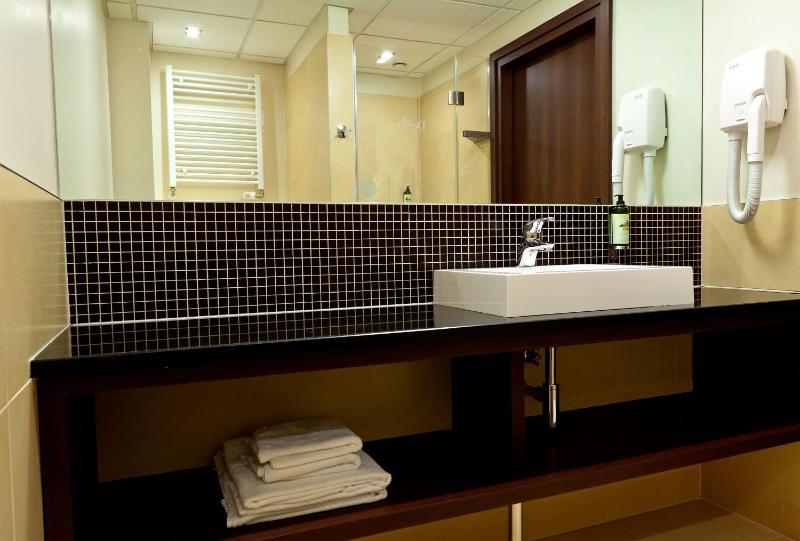 Classic Twin Room image 2