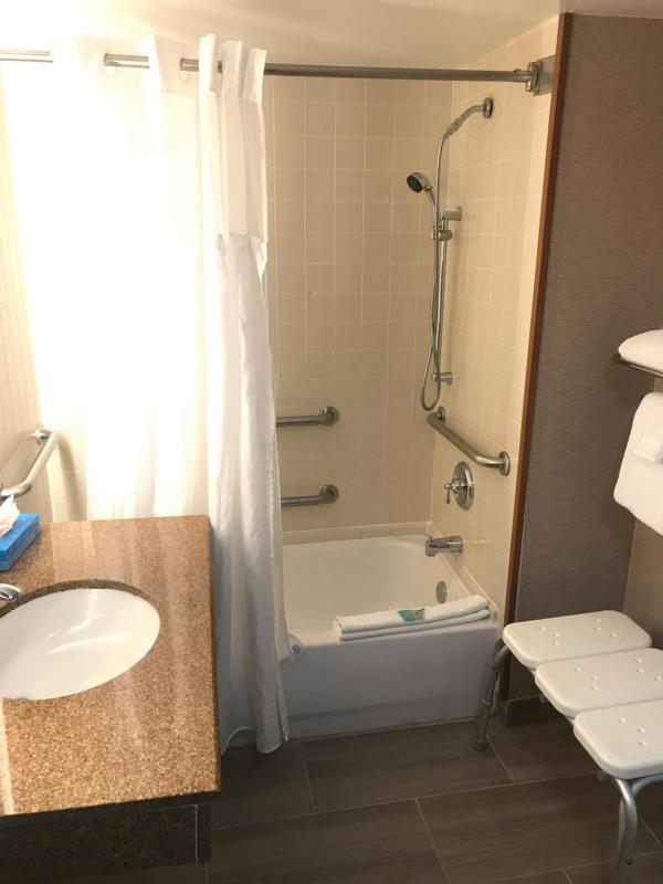 King Room with Mobility/Hearing Impaired Access - Non-Smoking image 2