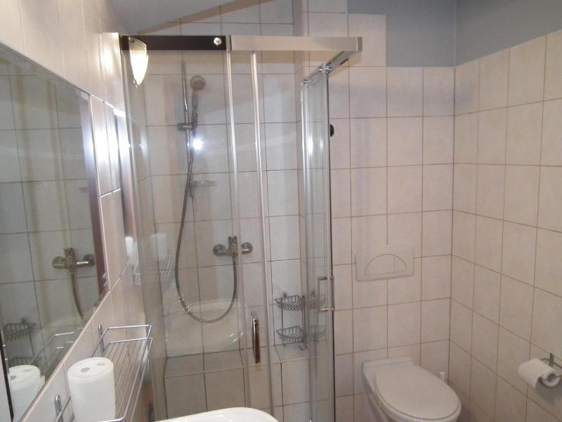 Single Room with Bathroom image 4
