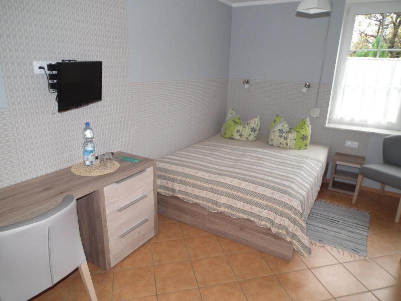 Double Room with Bathroom image 3
