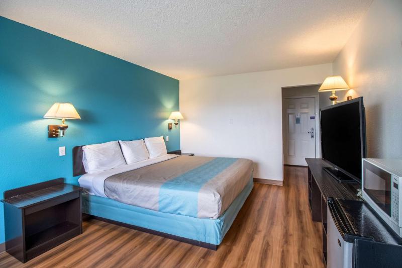 Deluxe King Room image 4