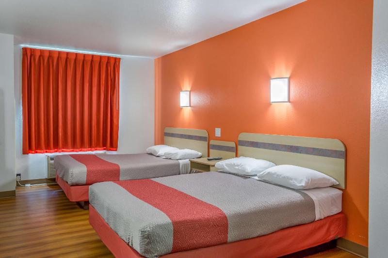 Queen Room with Two Queen Beds - Non-Smoking image 1