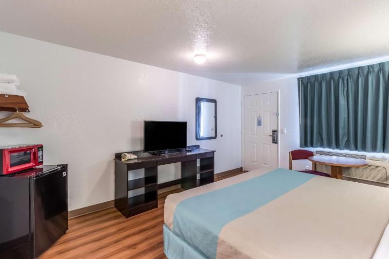 Deluxe King Room - Non-Smoking image 4