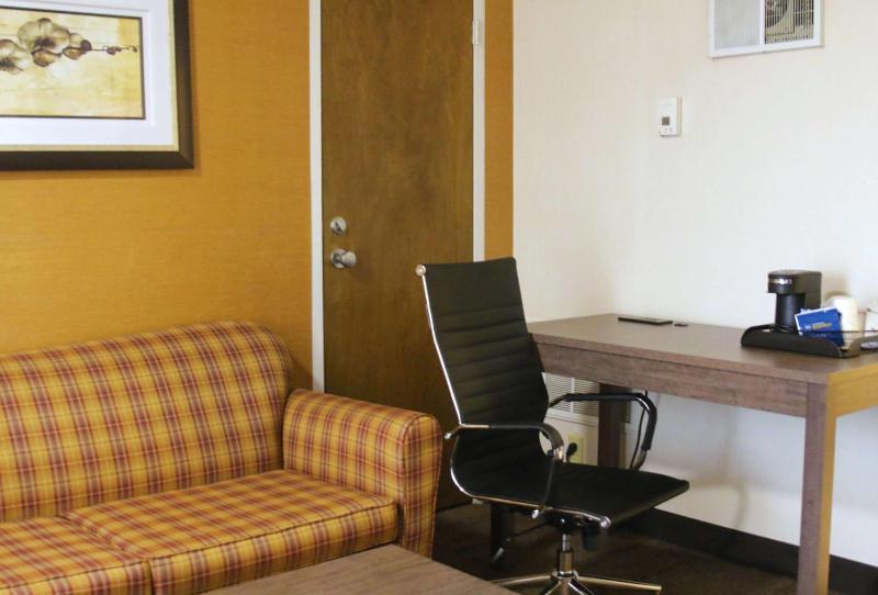 King Suite with Sofa Bed - Non-Smoking image 4