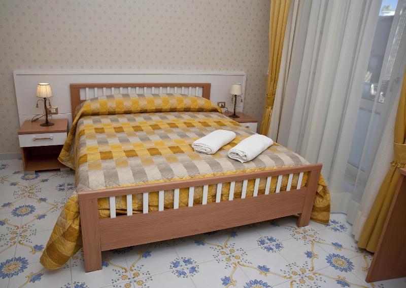 Double Room with City View image 4