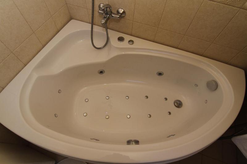 Family Studio with Hyrdro Massage Tub - 3rd Floor image 4