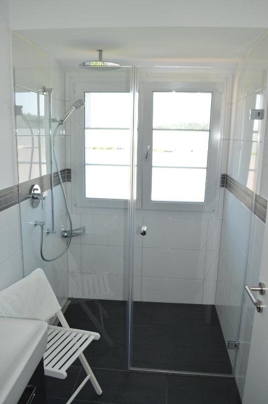 Single Room with Shared Bathroom image 2