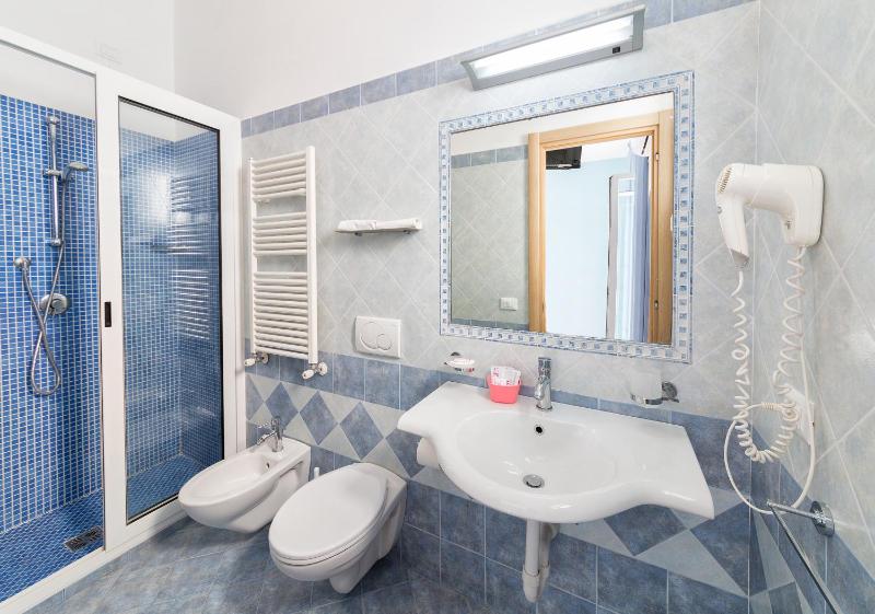 Standard Triple Room image 3