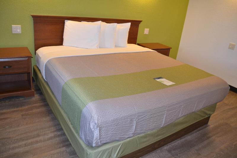 Deluxe King Room - Non-Smoking image 3